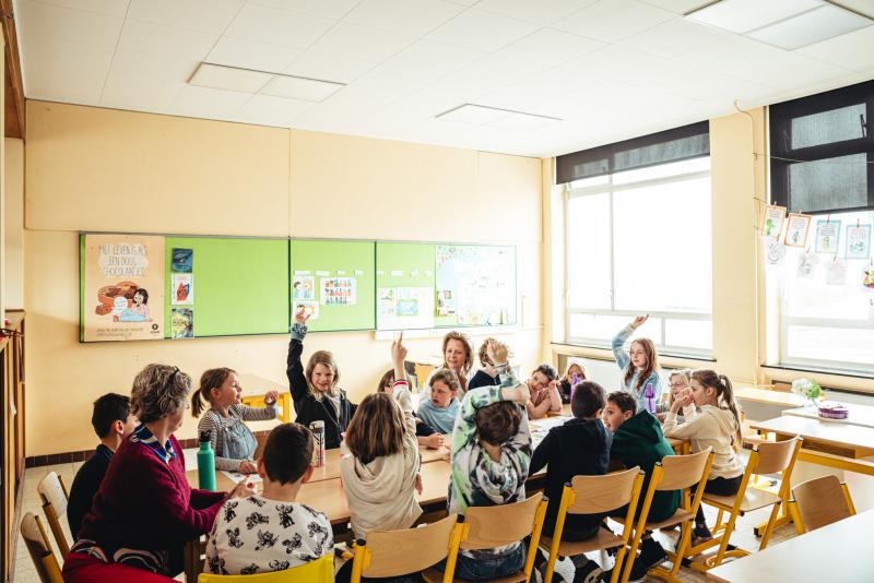 een Leesjury-leesgroep op school vergadert rond een tafel