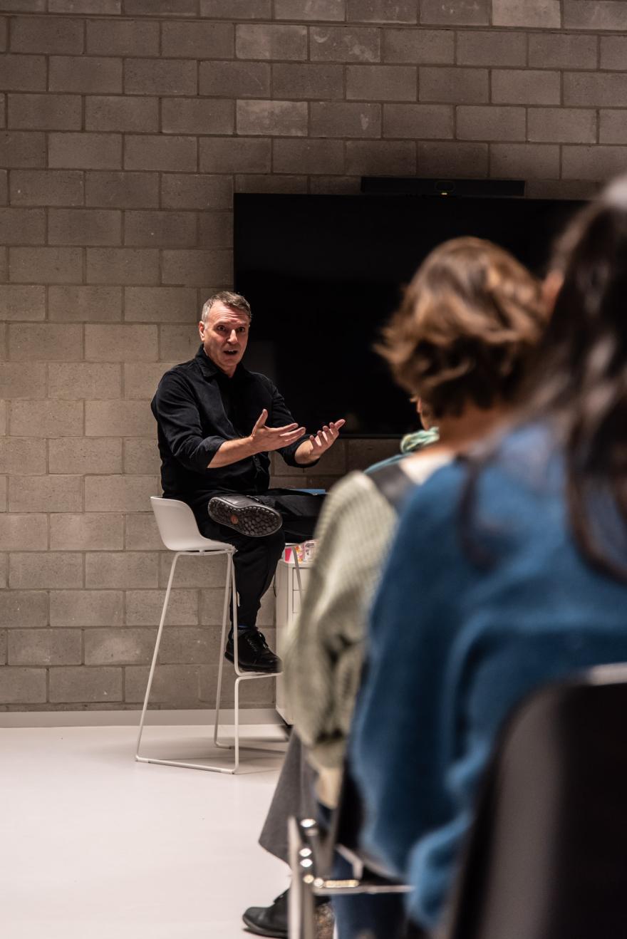 Edward van de Vendel in gesprek met de selectieteams