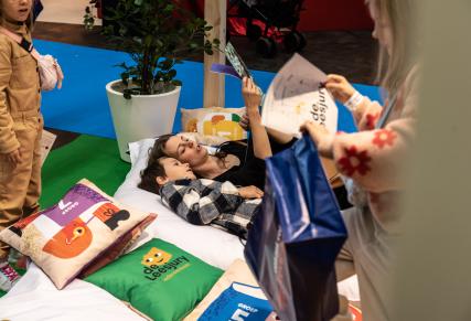 boeken lezen op de stand