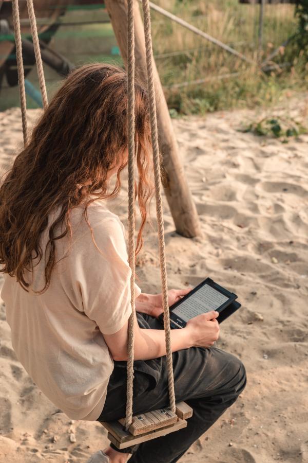 meisje met e-reader