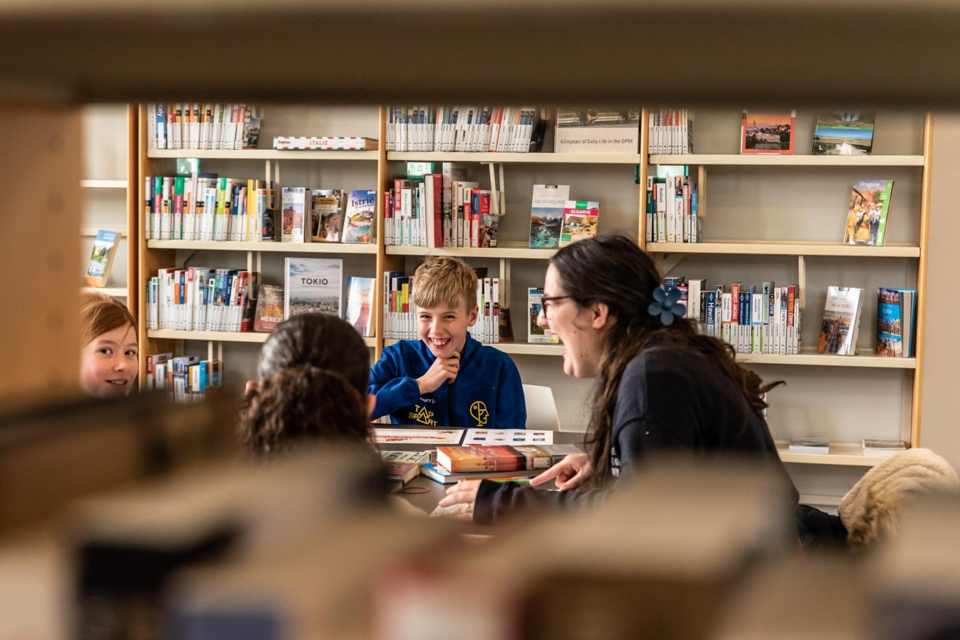 lachende begeleider met groep juryleden