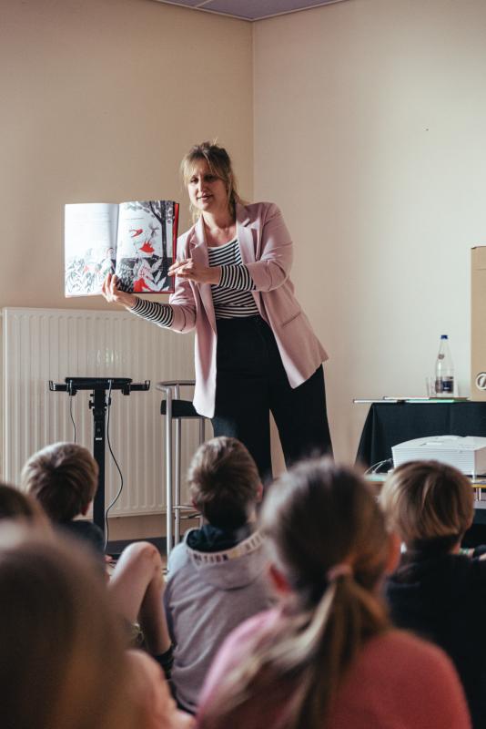 auteur Ruth Verstraeten toont haar boek op het Leesjury-feest in Ichtegem