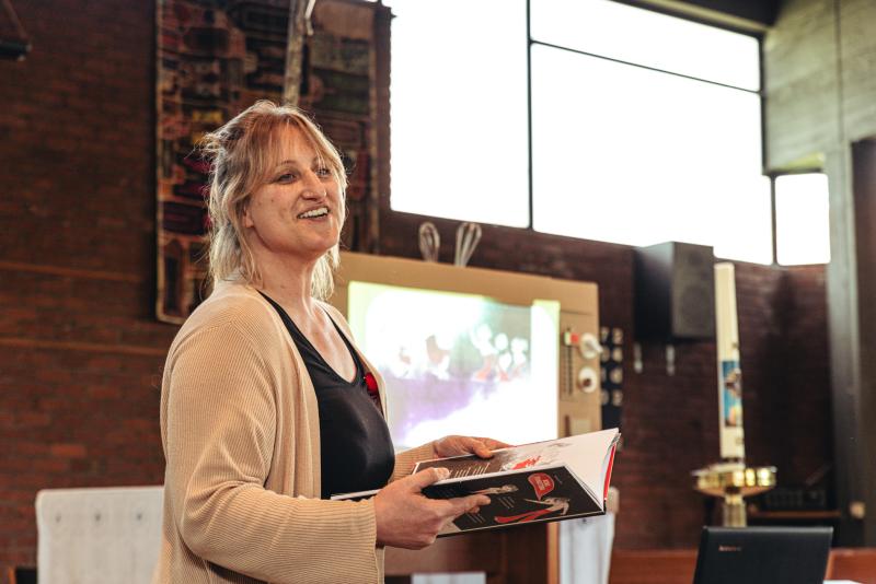 Ruth Verstraeten leest voor uit haar boek op het Leesjury-feest in Holsbeek