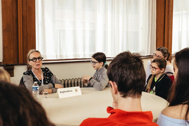 auteur Brigitte Minne praat met de juryleden van de Leesjury
