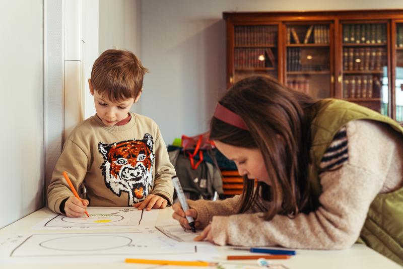 twee kinderen werken aan een tekening