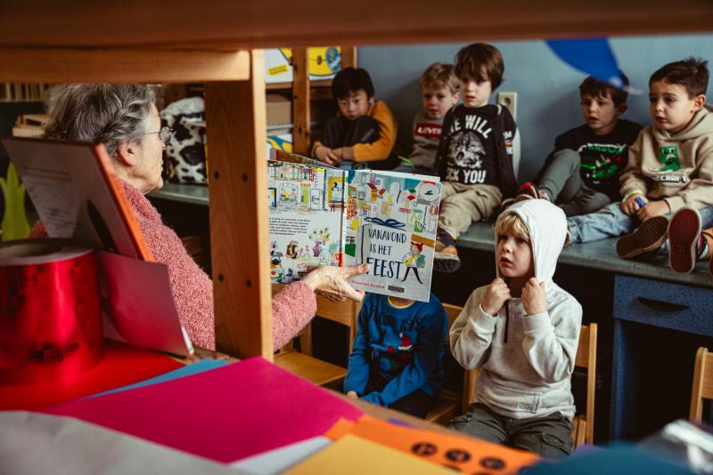 kinderen luisteren naar verhaal