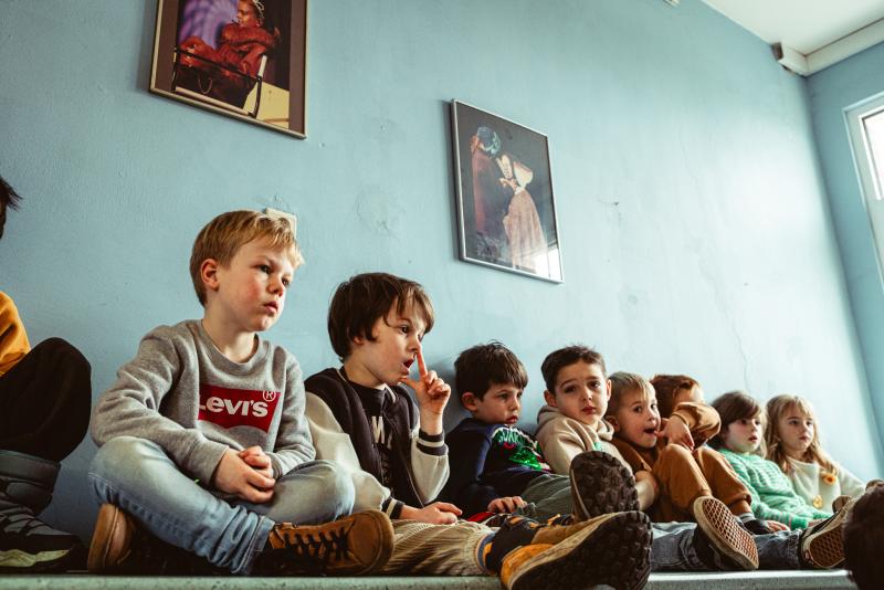kinderen luisteren naar verhaal