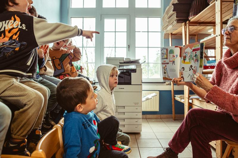 kinderen bestuderen prent
