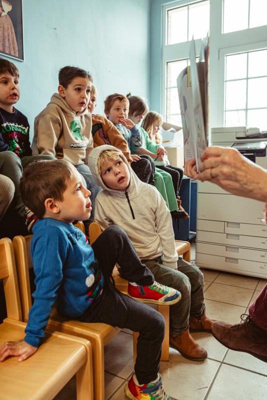 kinderen bestuderen prent