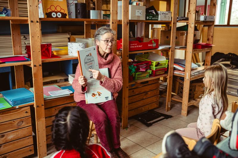 voorlezer toont boeken van vorige keer