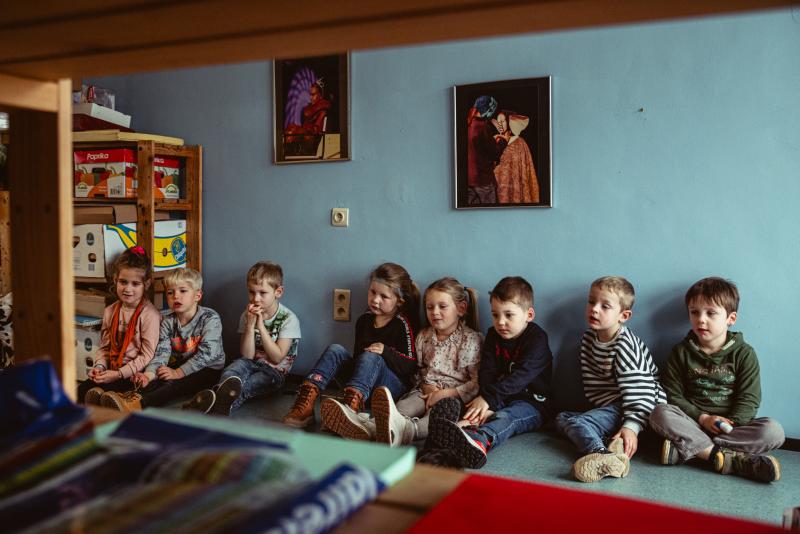 andere kleuterklas zit te luisteren