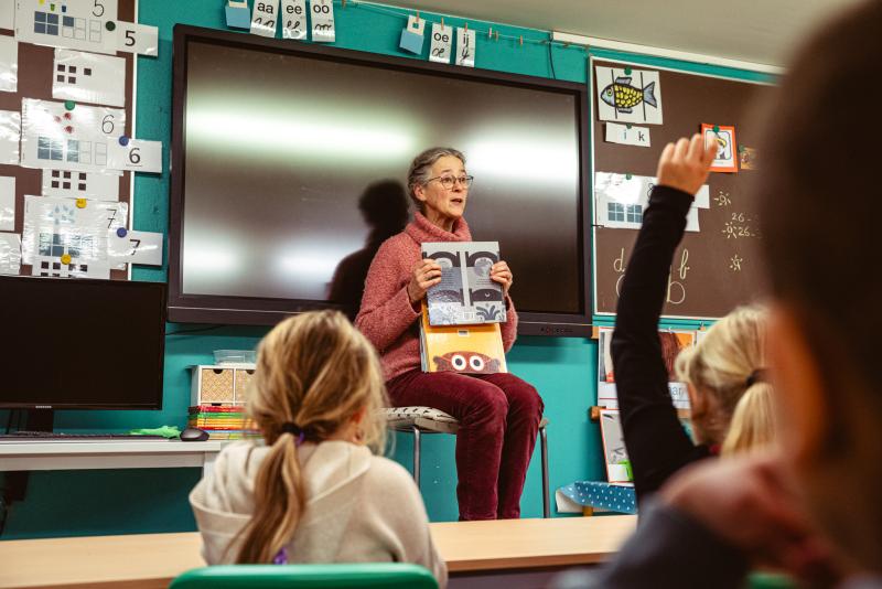 voorlezer vooraan de klas