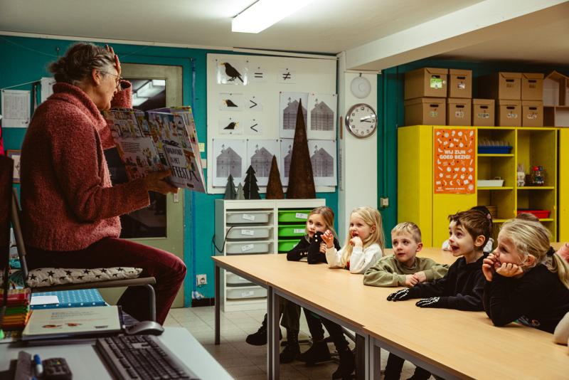 voorlezer beeldt uit