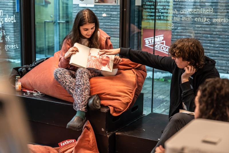 jongerenleesgroep in de Kubus