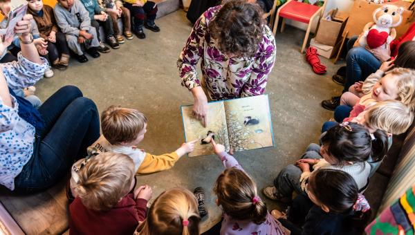 peuters duiden iets aan in boek