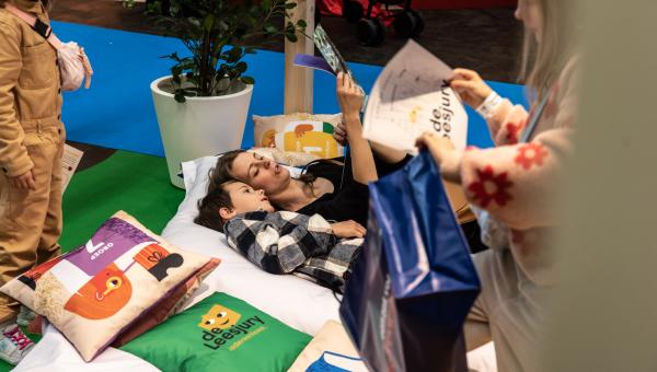 boeken lezen op de stand
